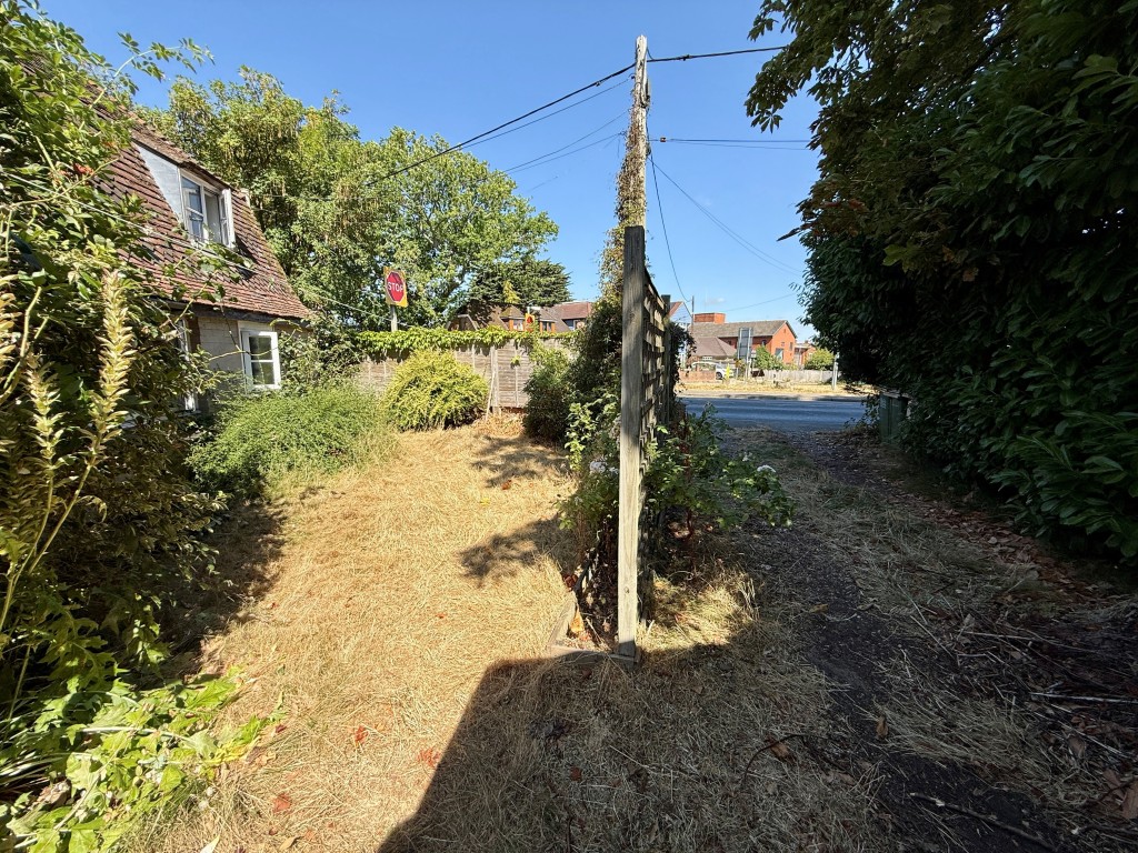 Lot: 224 - DETACHED COTTAGE FOR REFURBISHMENT - Garden and driveway